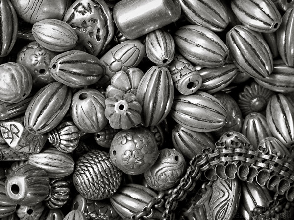 Arabska biżuteria, srebrne połyskujące koraliki